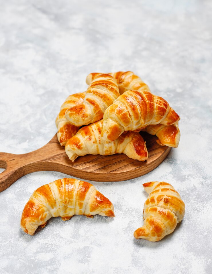 Foto grátis croissants caseiros saborosos frescos em cinza-branco. pastelaria francesa