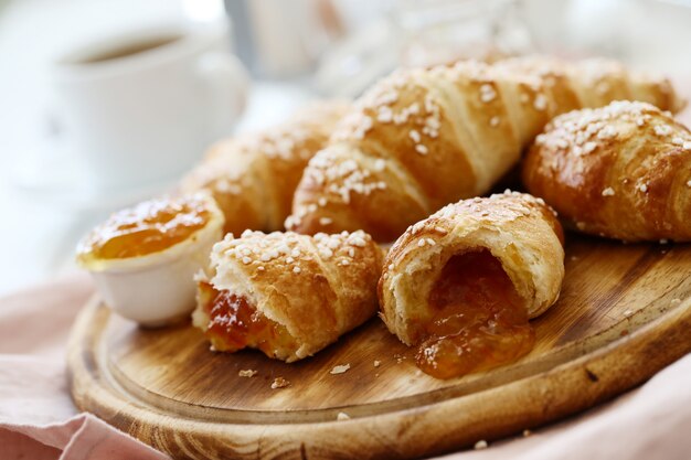 Croissants cheios de geléia