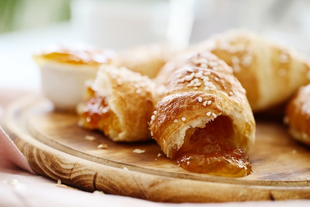 Croissants cheios de geléia