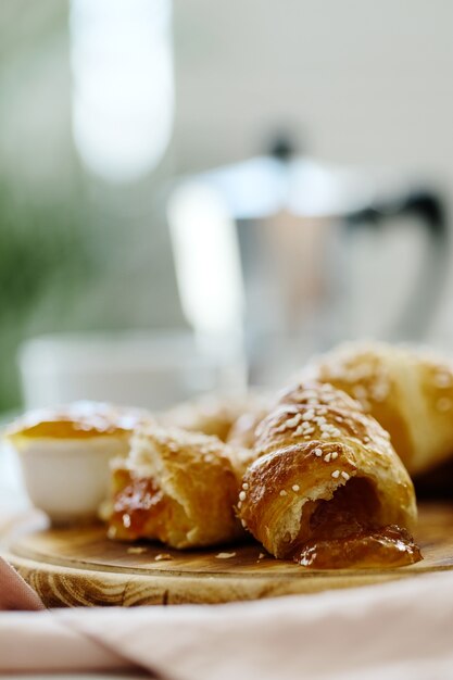 Croissants cheios de geléia