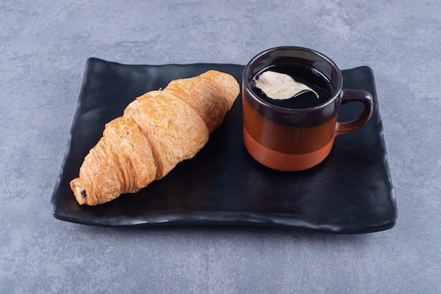 Croissants com café. Croissants franceses no prato e xícara de café expresso.