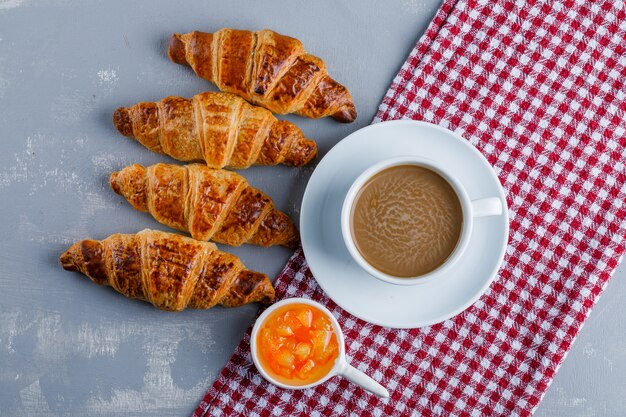 Croissants com café, molho liso coloque em gesso e pano de piquenique