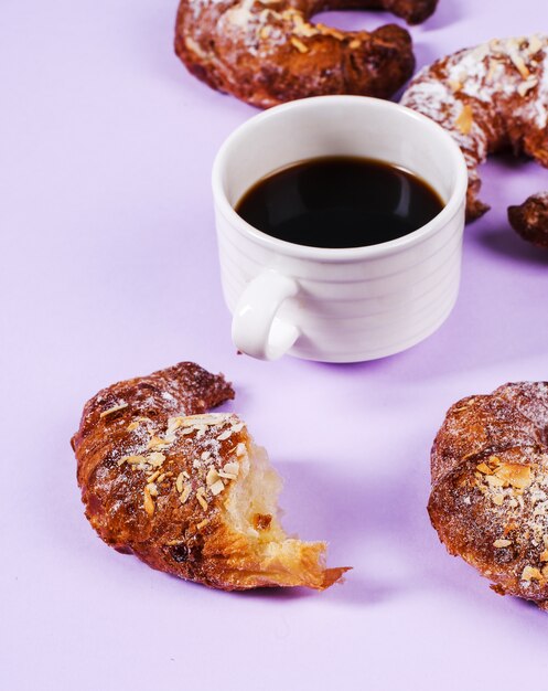 Croissants com café preto