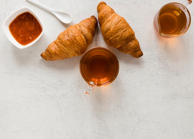 Foto grátis croissants com geléia e chá