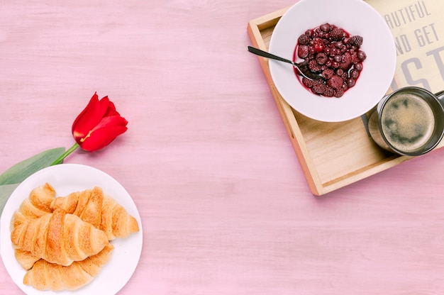 Croissants com tulipa e bandeja com bagas