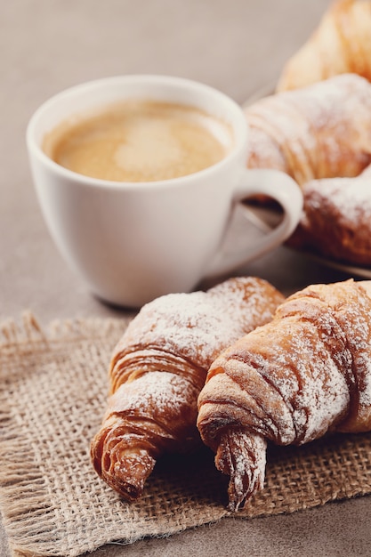 Foto grátis croissants com uma xícara de café