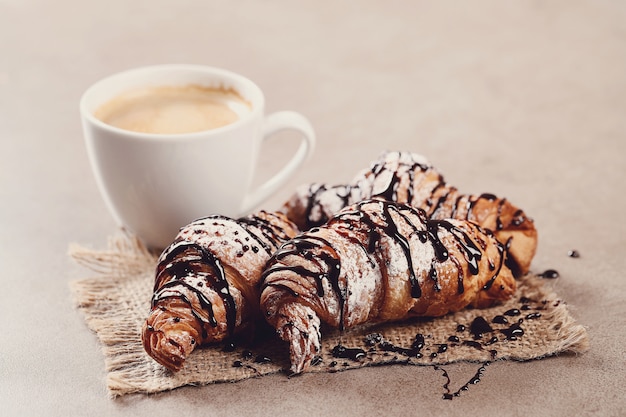 Foto grátis croissants com uma xícara de café