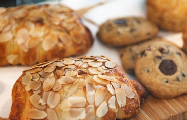 Foto grátis croissants de amêndoa recém-assados em exposição em um café