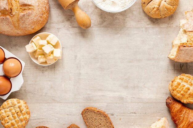 Croissants e moldura de pão com espaço de cópia