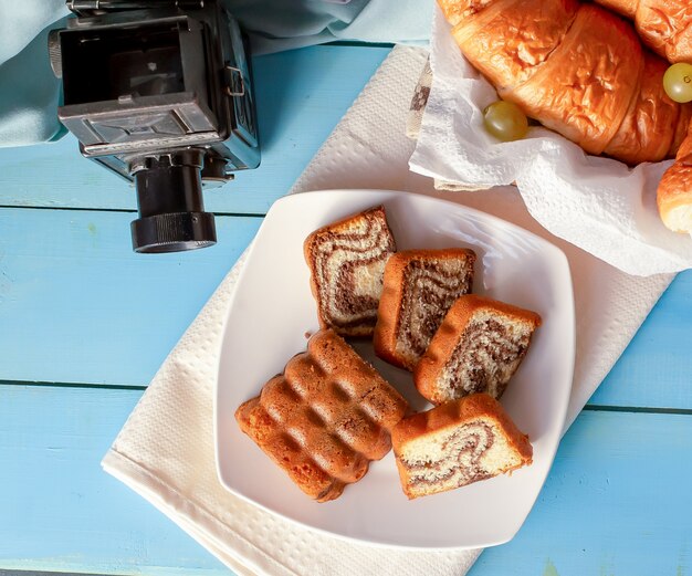 Croissants e torta de baunilha em cima da mesa.