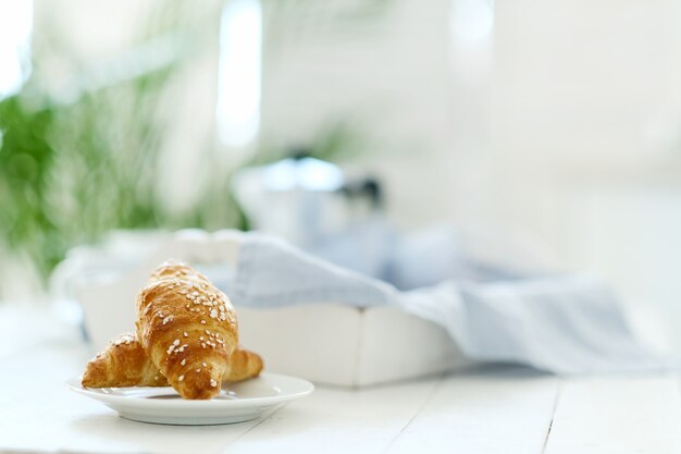 Croissants em uma mesa