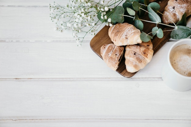 Croissants, flores, café e espaço para cópia