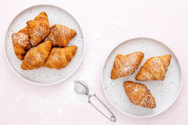 Croissants franceses em pratos de cima