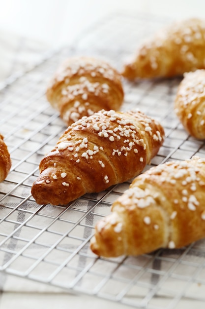 Croissants franceses no café da manhã