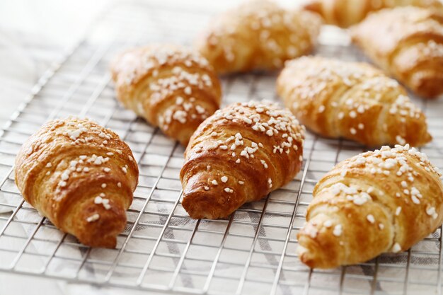 Croissants franceses no café da manhã