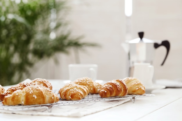 Croissants franceses no café da manhã