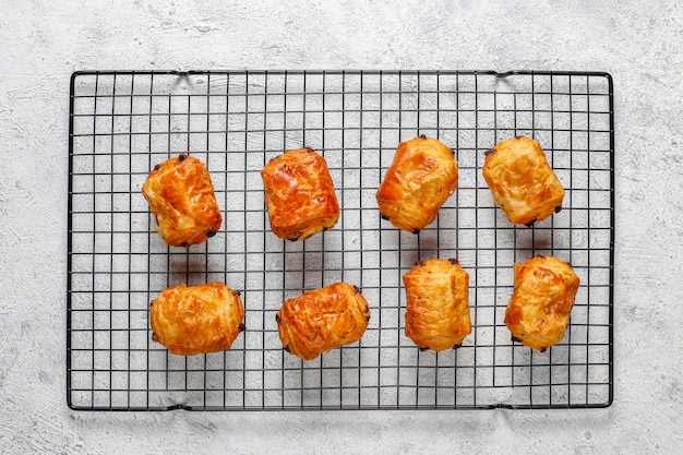 Croissants franceses pain au chocolate.