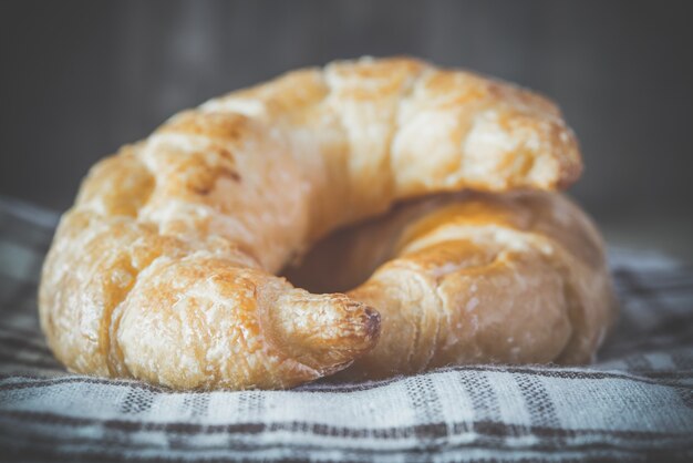 Croissants frescos cozidos