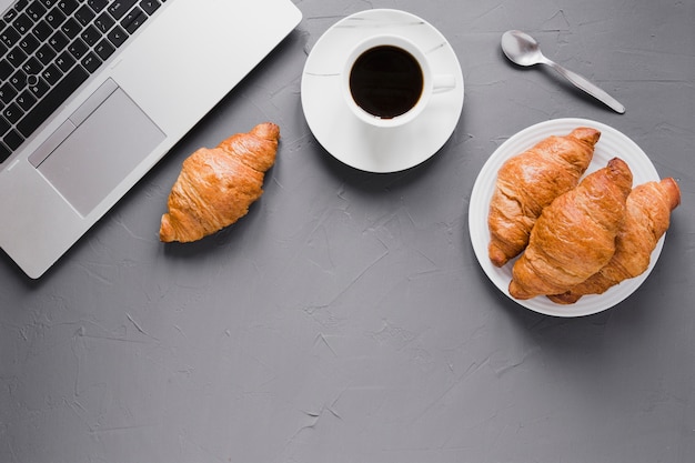 Foto grátis croissants plana leigos café e laptop com espaço de cópia