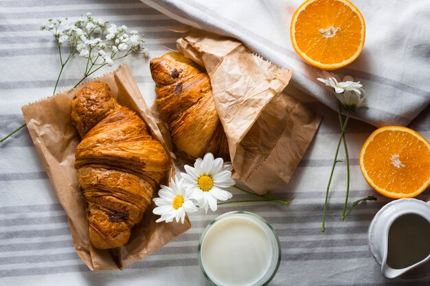 Croissants planos leigos com laranjas fatiadas