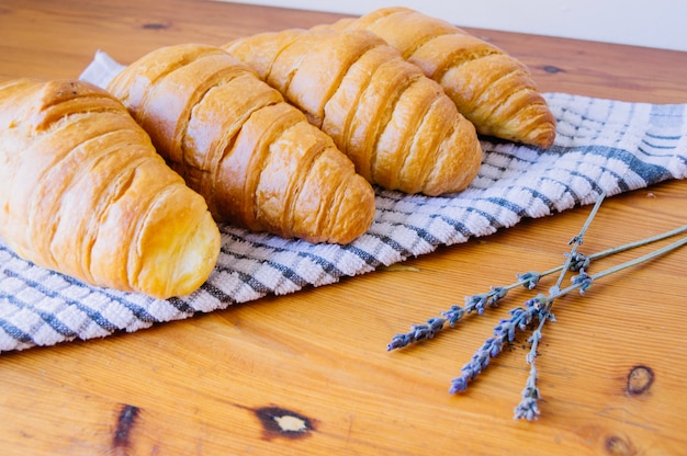 Foto grátis croissants servidos na toalha