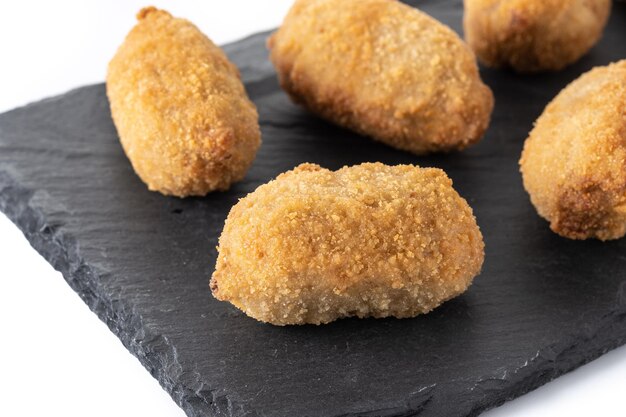 Croquetes fritos espanhóis tradicionais isolados no fundo branco