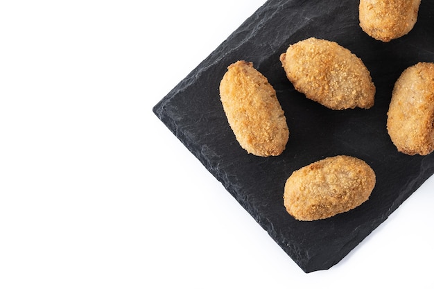 Foto grátis croquetes fritos espanhóis tradicionais isolados no fundo branco