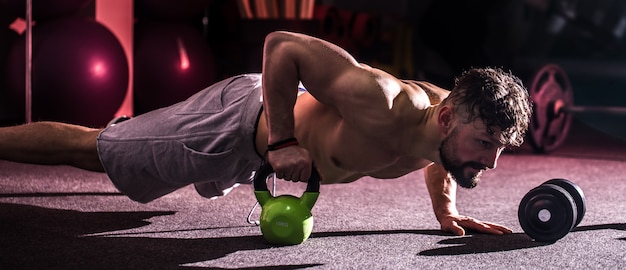 cross fit treinamento no ginásio