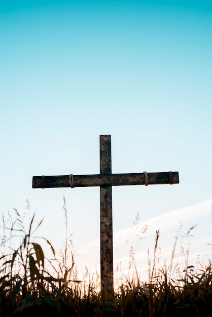 Foto grátis cruz de madeira feita à mão com céu azul