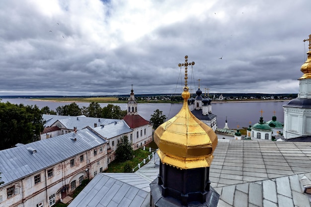 Cruzes ortodoxas orientais em cúpulas de ouro, cúpulas, contra o céu azul com nuvens. Igreja Ortodoxa