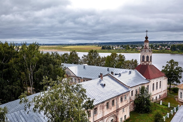 Cruzes ortodoxas orientais em cúpulas de ouro, cúpulas, contra o céu azul com nuvens. Igreja Ortodoxa