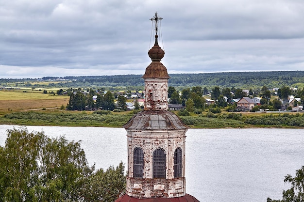 Cruzes ortodoxas orientais em cúpulas de ouro, cúpulas, contra o céu azul com nuvens. Igreja Ortodoxa