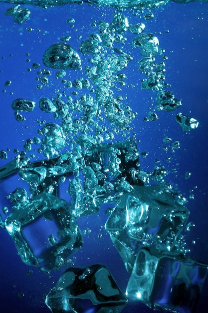 Cubos de gelo com bolhas debaixo d'água