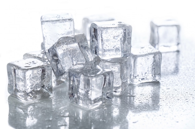Foto grátis cubos de gelo em cima da mesa