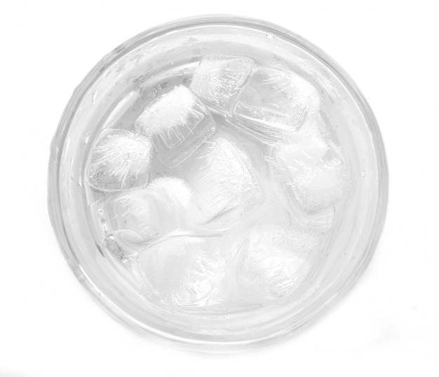 Cubos de gelo isolados no fundo branco