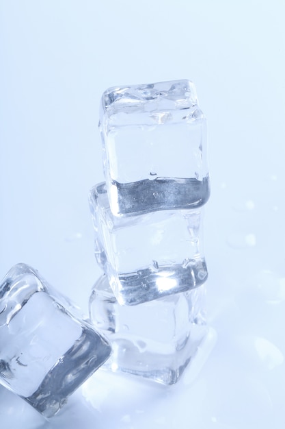 Cubos de gelo na superfície branca