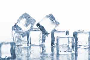 Foto grátis cubos de gelo úmido e frio