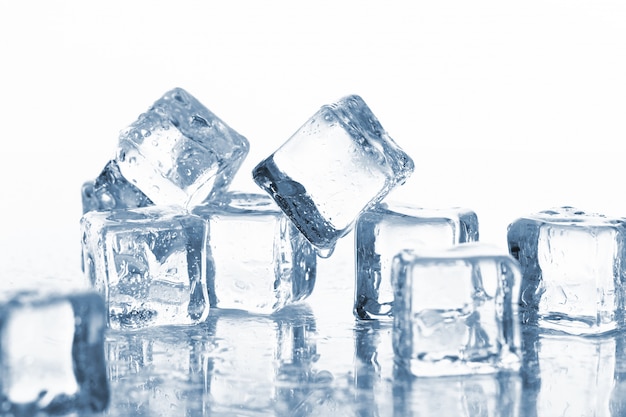 Cubos de gelo úmido e frio