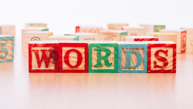 Cubos de madeira com título de palavras