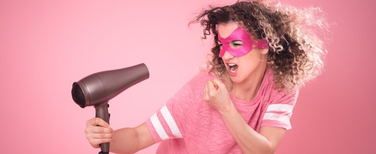 Foto grátis cuidado de cabelo, mulher bonita com secador de cabelo na mão