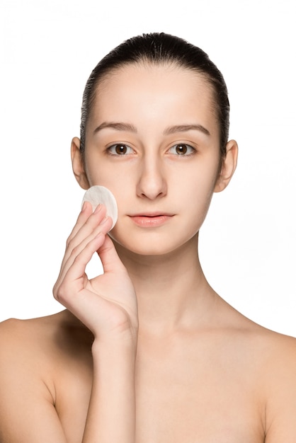 Cuidados com a pele mulher remover rosto com almofada de cotonete