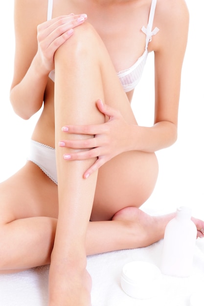 Cuidados com o corpo de belas pernas femininas saudáveis - isolado no branco