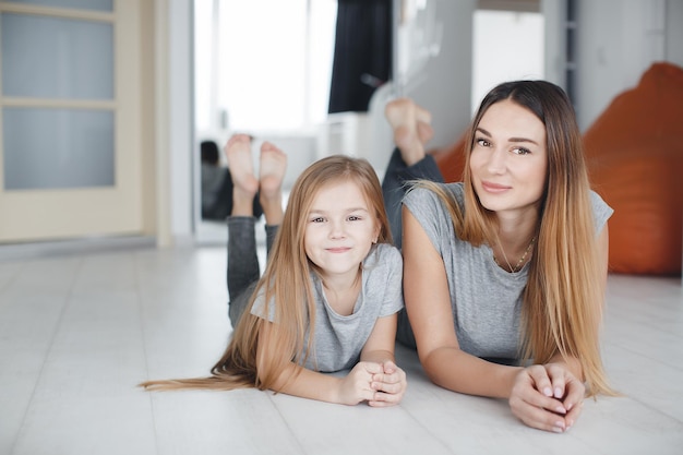 Foto grátis cuidar de mãe e filha em casa