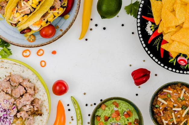 Foto grátis culinária mexicana na mesa branca
