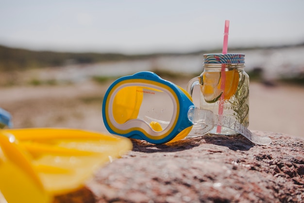 Óculos com nadadeiras e bebida refrescante