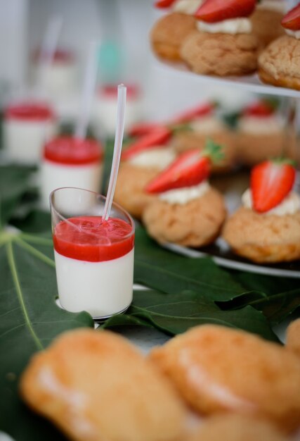 Óculos com panna cotta de morango