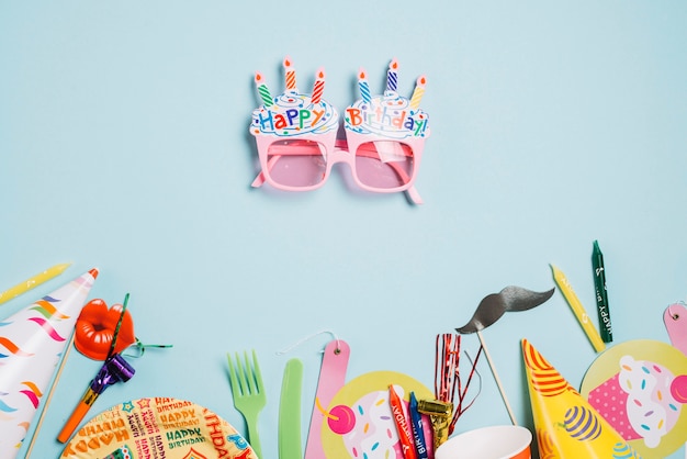 Óculos de fantasia perto de decorações de aniversario
