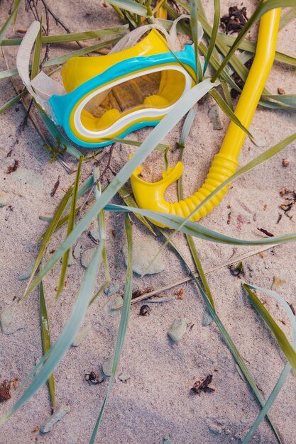 Óculos de mergulho amarelos e azuis