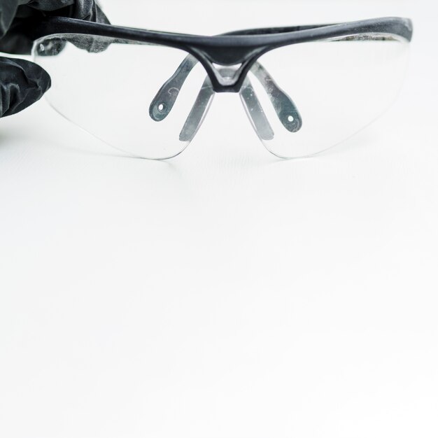 Óculos de proteção no fundo branco