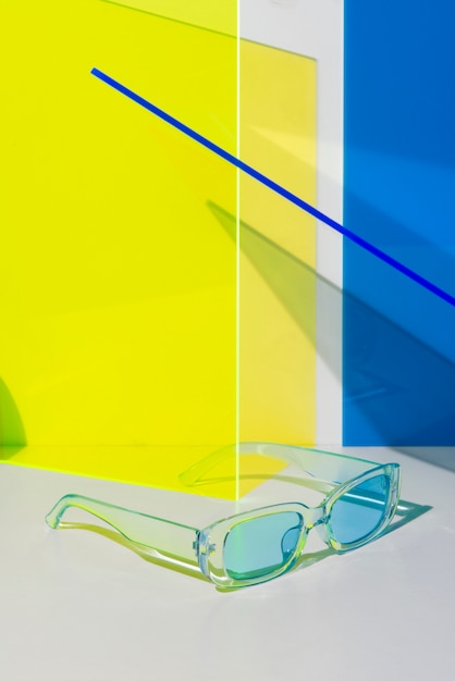 Óculos de sol transparentes coloridos natureza morta